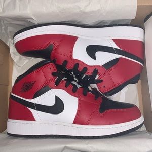 Air Jordan 1 Mid Chicago Black Toe